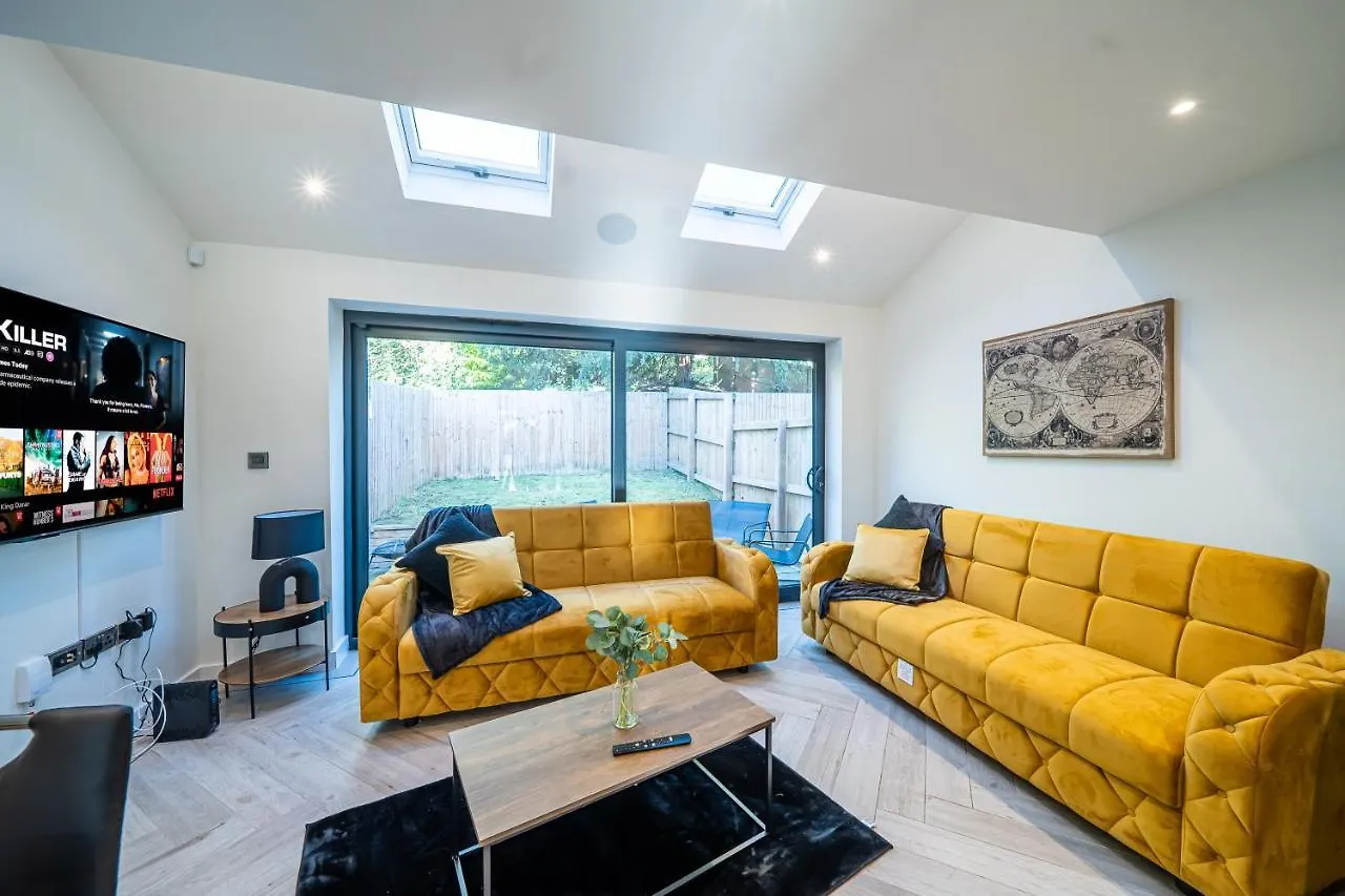 Modern 4-Bedroom Townhouse In Gated Community Near Leeds City Centre