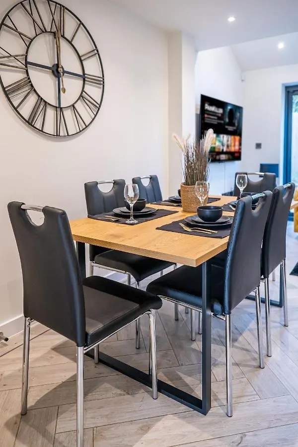 Modern 4-Bedroom Townhouse In Gated Community Near Leeds City Centre Apartament