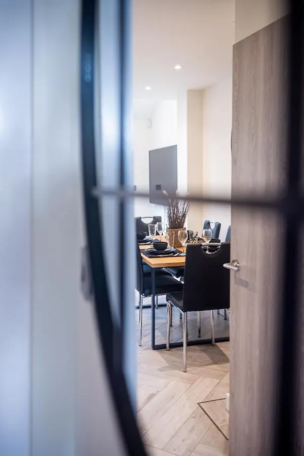 Modern 4-Bedroom Townhouse In Gated Community Near Leeds City Centre Leeds (West Yorkshire)