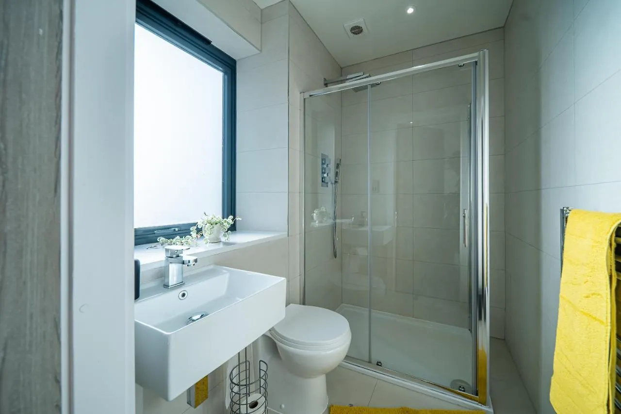 Modern 4-Bedroom Townhouse In Gated Community Near Leeds City Centre 0*, Leeds (West Yorkshire) Wielka Brytania
