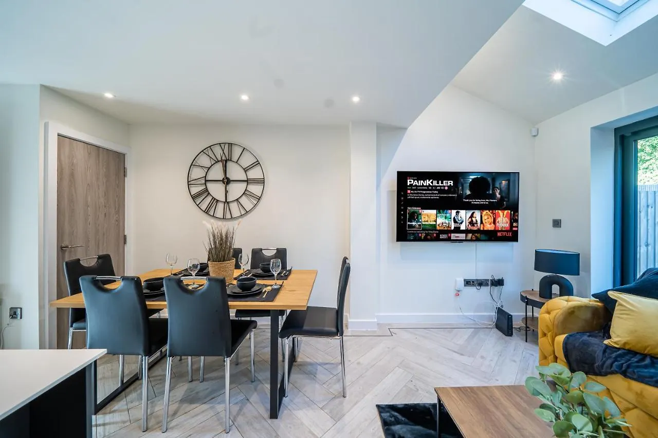 Modern 4-Bedroom Townhouse In Gated Community Near Leeds City Centre Leeds (West Yorkshire)