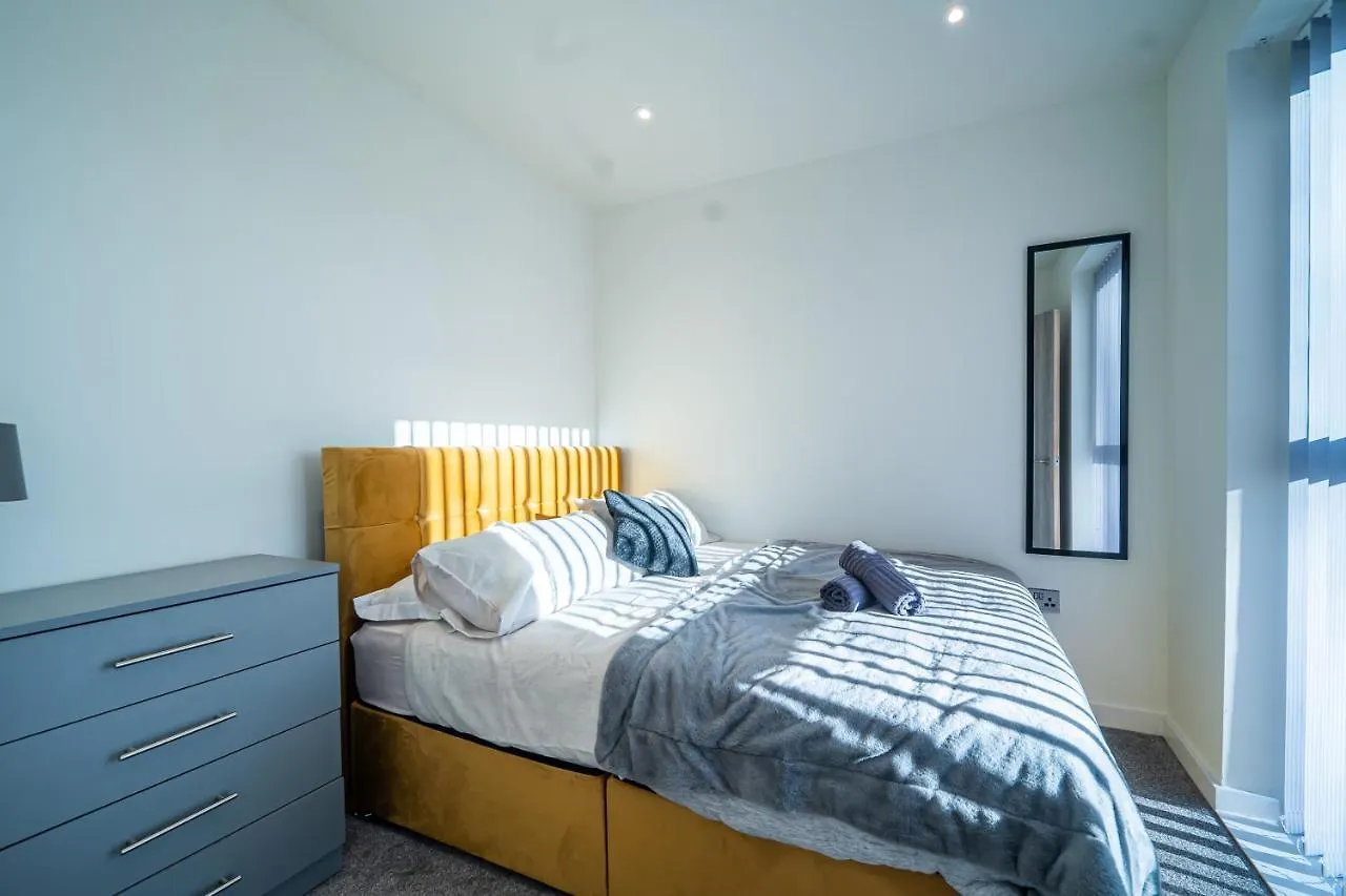 Modern 4-Bedroom Townhouse In Gated Community Near Leeds City Centre 0*, Leeds (West Yorkshire)