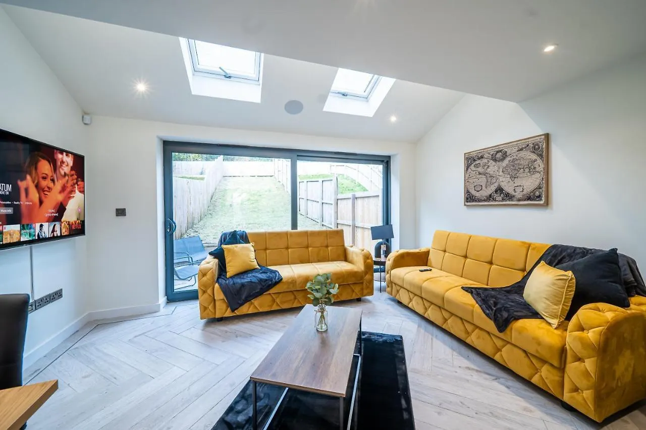 Modern 4-Bedroom Townhouse In Gated Community Near Leeds City Centre Apartament